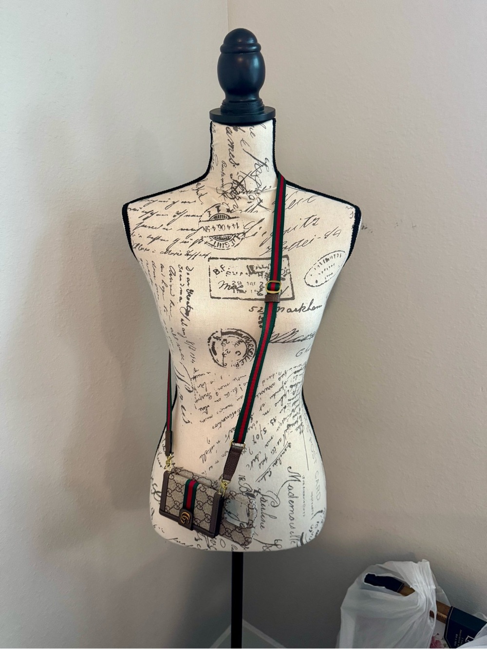 Adjustable GG Supreme Beige Crossbody Phone Case with Green-Red Web Stripe - Picture 4 of 4